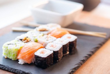 Bir tabak suşi ve yemek çubuğu yakın plan. Seçici odak