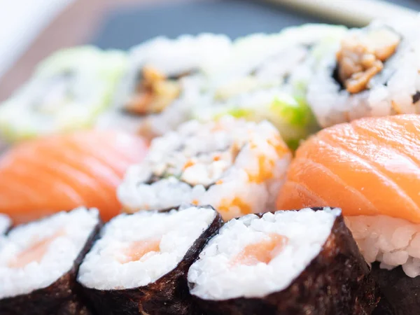 Bir tabak suşi ve yemek çubuğu yakın plan. Seçici odak