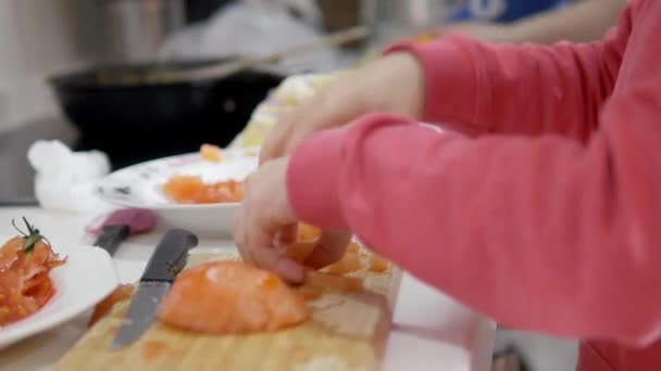 Close Mãos Crianças Que Cortam Tomates Conceito Cozinha Familiar Foco — Vídeo de Stock