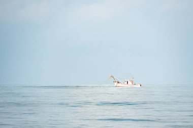 Ağlarla denize atılan balıkçı teknesi.