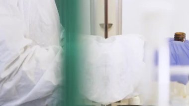 Laboratuvarda araştırma yapan bir bilim adamı. Seçici odak