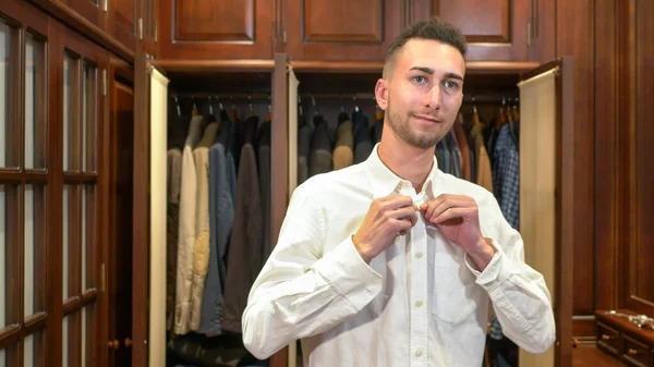 Giovane Uomo Abbottonando Camicia Davanti Allo Specchio Nel Suo Camerino — Foto Stock