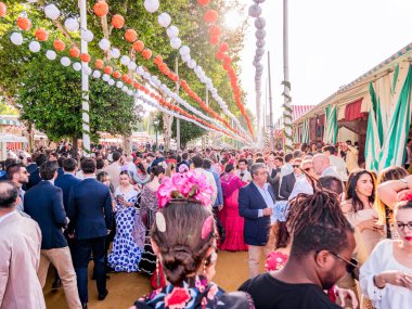 Seville, İspanya - 06 Mayıs 2025 Sevilla Nisan Fuarı sırasında fenerlerle süslenmiş kalabalık cadde