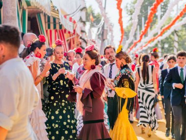 Seville, İspanya - 06 Mayıs 2025 Sevilla Nisan Fuarı sırasında fenerlerle süslenmiş kalabalık cadde