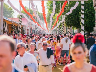 Seville, İspanya - 06 Mayıs 2025 Sevilla Nisan Fuarı sırasında fenerlerle süslenmiş kalabalık cadde