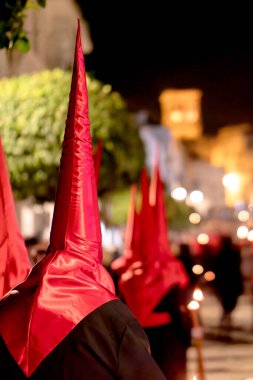 Bir grup tövbekar geleneksel siyah cüppeli dini bir hafta boyunca İspanya 'da dar bir şehir sokağında yürüyorlar..