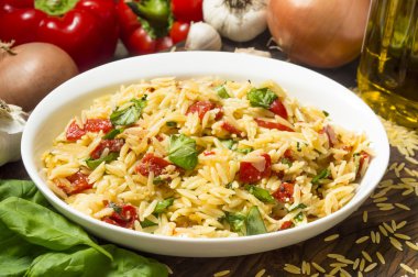 Çanak hizmet orzo ve közlenmiş kırmızı biber ile