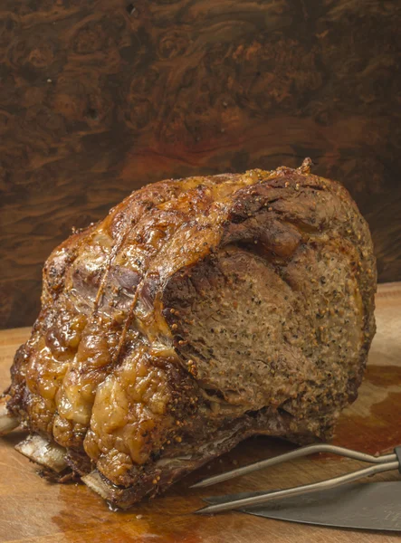 Geroosterd rundvlees prime rib gekookt op het bot — Stockfoto