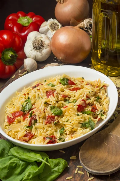 Prato de servir com orzo e pimentas vermelhas assadas — Fotografia de Stock