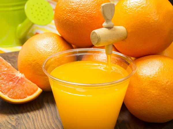 Fresh orange juice pouring — Stock Photo, Image