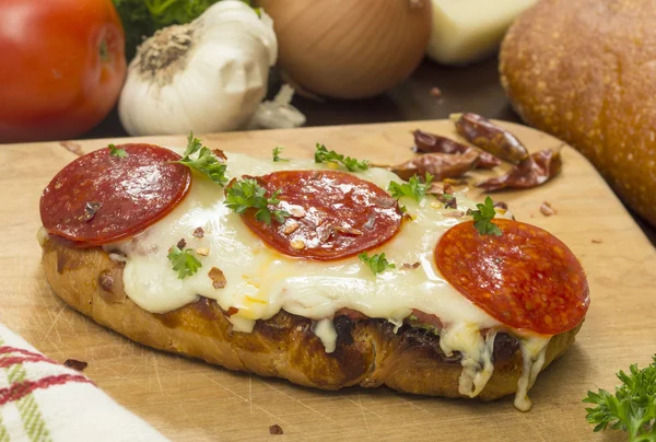 Pepperoni französisches Brot Pizza — Stockfoto