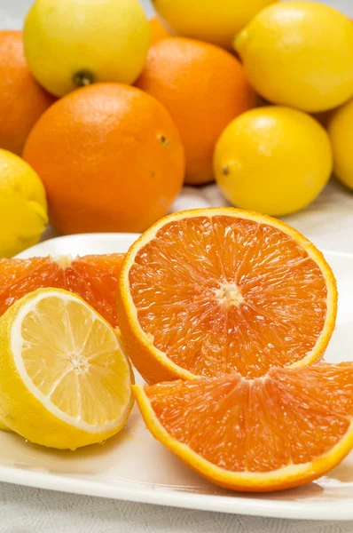 Naranja y limón recién cortados — Foto de Stock