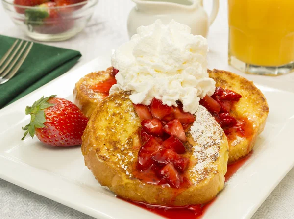 French Toast und Erdbeeren lizenzfreie Stockfotos