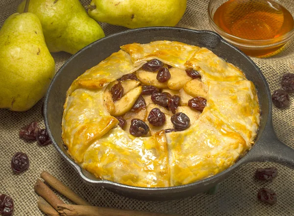 Tarta de pera y cereza Fotos de stock libres de derechos