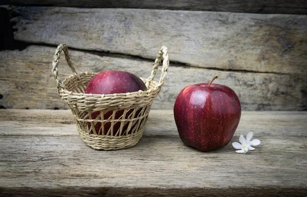 Mand met appelen op grunge houten achtergrond — Stockfoto