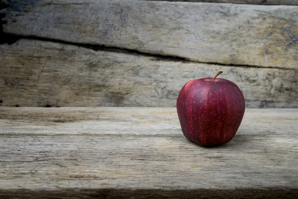 Rode appels en houten achtergrond — Stockfoto