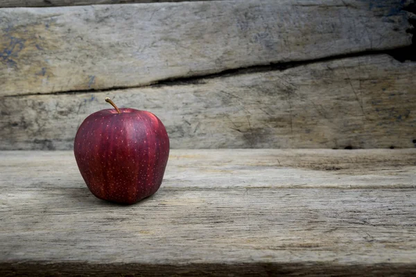 Rode appels en houten achtergrond — Stockfoto