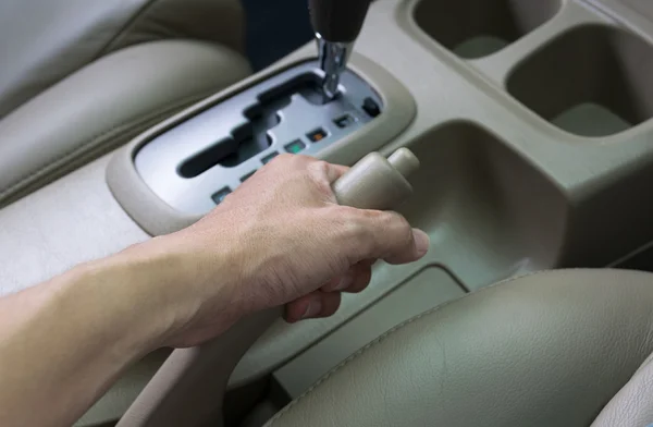 Driver pulling the hand brake in car — Stock Photo, Image