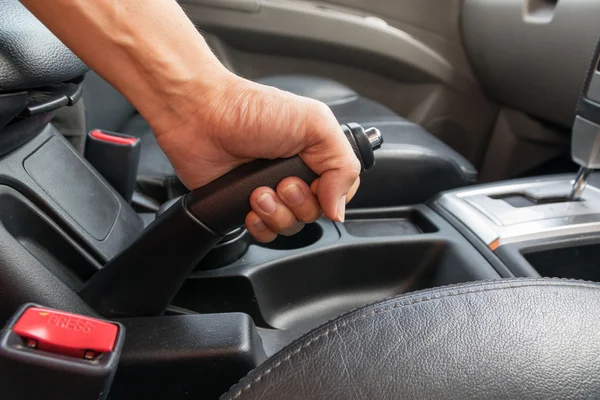 Водитель тянет ручной тормоз в машине — стоковое фото