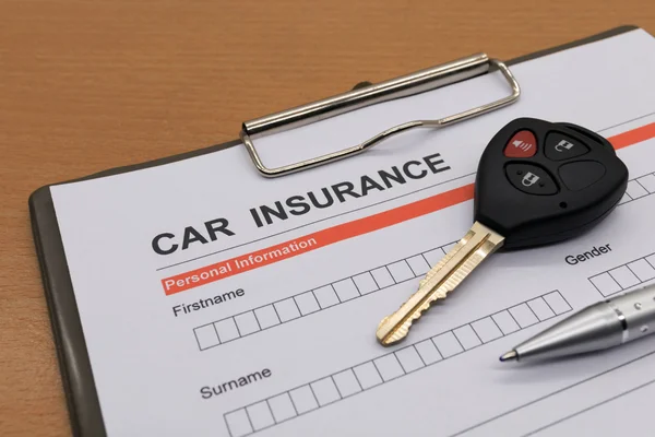 Motor insurance with car key and pen — Stock Photo, Image