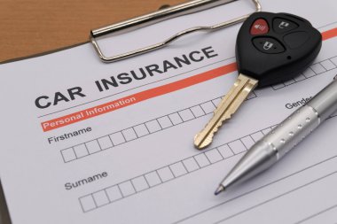 motorlu araba anahtarı ve kalem ile sigorta
