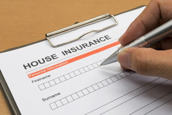 Ondertekening van een verzekeringspolis huis man — Stockfoto