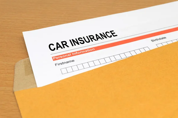 Araba sigortası başvuru formunda kahverengi zarf — Stok fotoğraf