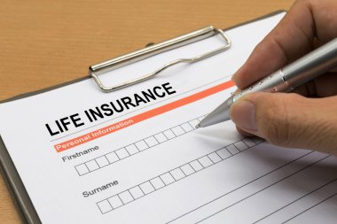 adam bir hayat sigortası poliçesi imzalama