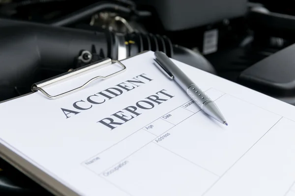 Mechanic Inspecting damage car and filling in accident report fo — Stock Photo, Image