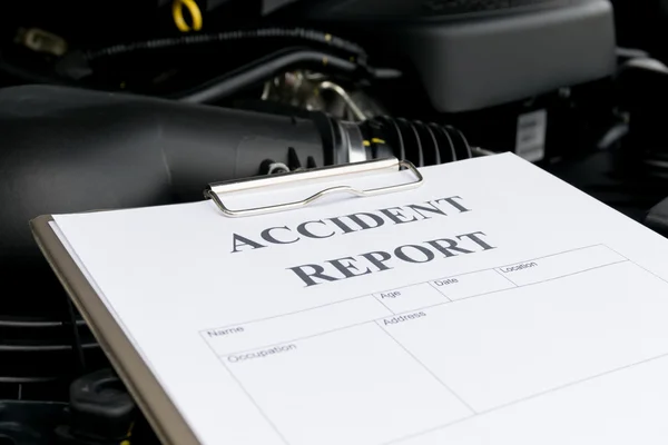 Inspeção Mecânica de danos carro e preenchimento de relatório de acidente fo — Fotografia de Stock