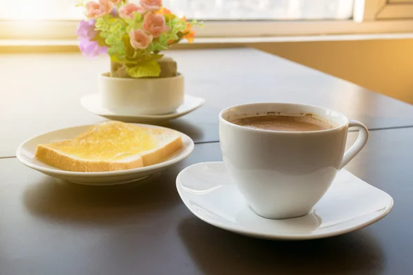 Taza de tostadas de café con mantequilla. Luz de la mañana —  Fotos de Stock