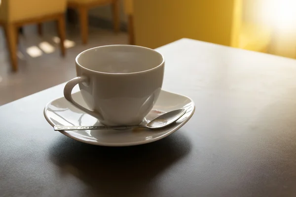 Taza de café en la cafetería. Luz de la mañana —  Fotos de Stock
