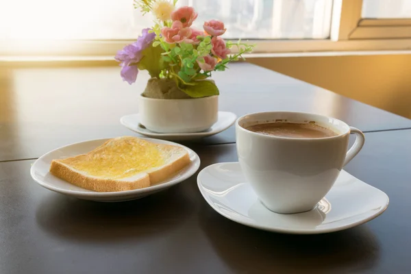 Taza de tostadas de café con mantequilla. Luz de la mañana —  Fotos de Stock