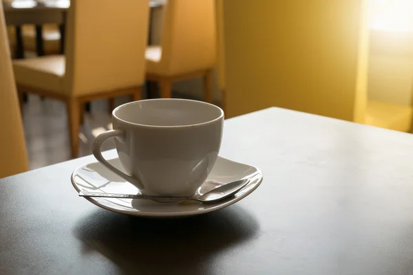 Taza de café en la cafetería. Luz de la mañana —  Fotos de Stock