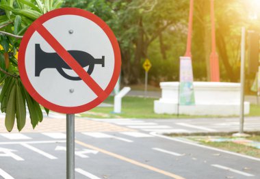 bip sesi işareti yok boynuz üfleme gibi otomobiller için yasak