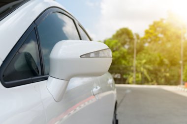 kanat ayna bir araba. Güneş parlıyor. 