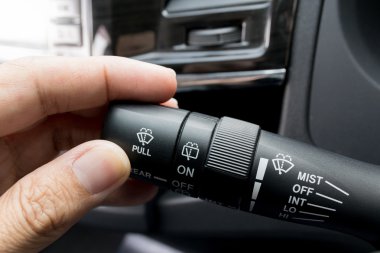 Araba silecekler denetim açın ve kapatın.