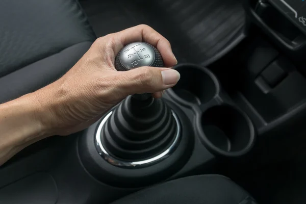 Man hand holding manual transmission — Stock Photo, Image