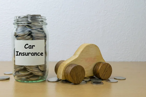 Para tasarrufu için araba sigortası cam şişe — Stok fotoğraf