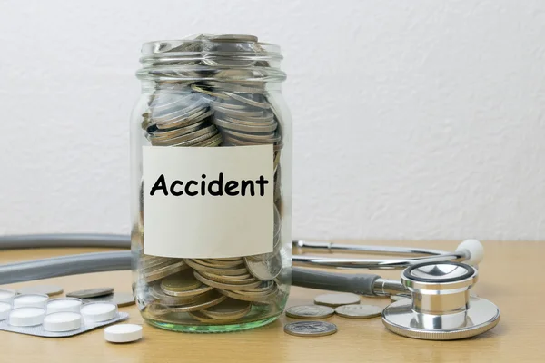 Cam şişe kazasında için kaydetme para — Stok fotoğraf