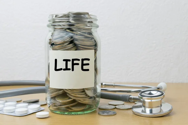 Peníze pro život ve skleněné láhvi — Stock fotografie