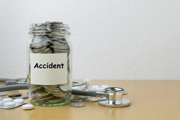 Peníze pro nehodu ve skleněné láhvi — Stock fotografie