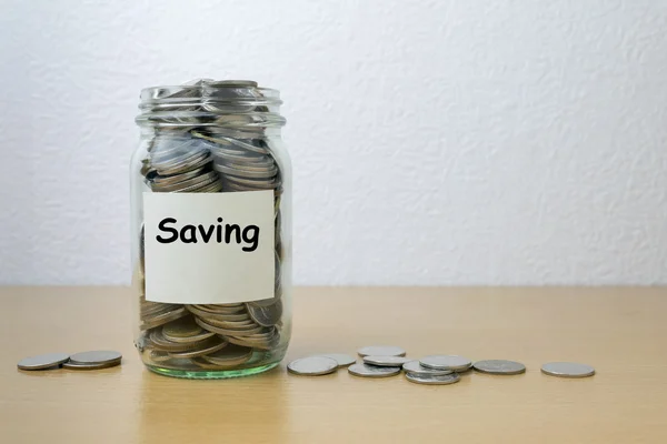 Pengar att spara för besparingar i glasflaska — Stockfoto