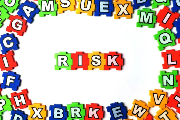 白い背景の上のパズルのリスク — ストック写真