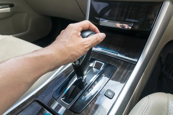 Hand op automatische versnelling verschuiving, Man hand verschuiven van een automatische auto — Stockfoto