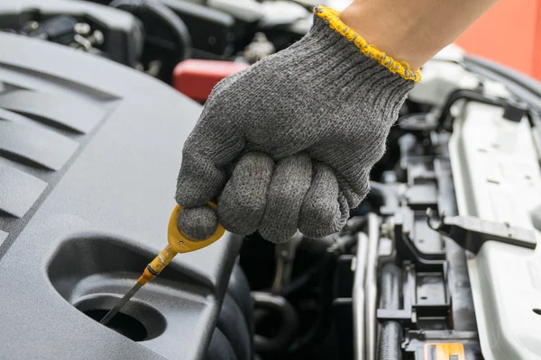 Vérifier le niveau d'huile dans le moteur de voiture — Photo