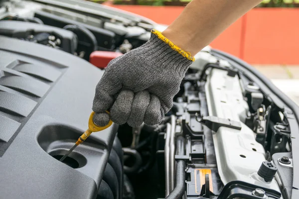 Zkontrolovat hladinu oleje v automobilovém motoru — Stock fotografie