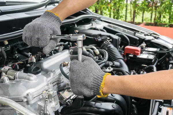 Mãos do mecânico do carro no serviço de reparação de automóveis . — Fotografia de Stock