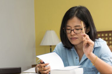 Kadın bir kitapta bir kalemle yazma