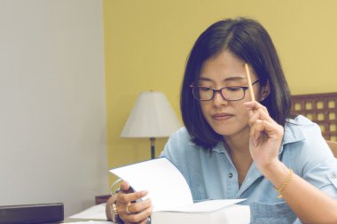 Kadın bir kitapta bir kalemle yazma